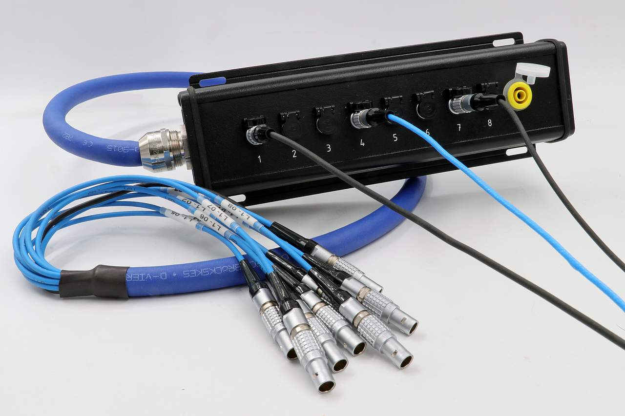 Breakout-Box mit 8-fach IEPE Triax-Multicore-Kabel mit 8 x Lemo Eingängen, 9-polig, Code G und 8 x Lemo Stecker, 9-polig, Code G