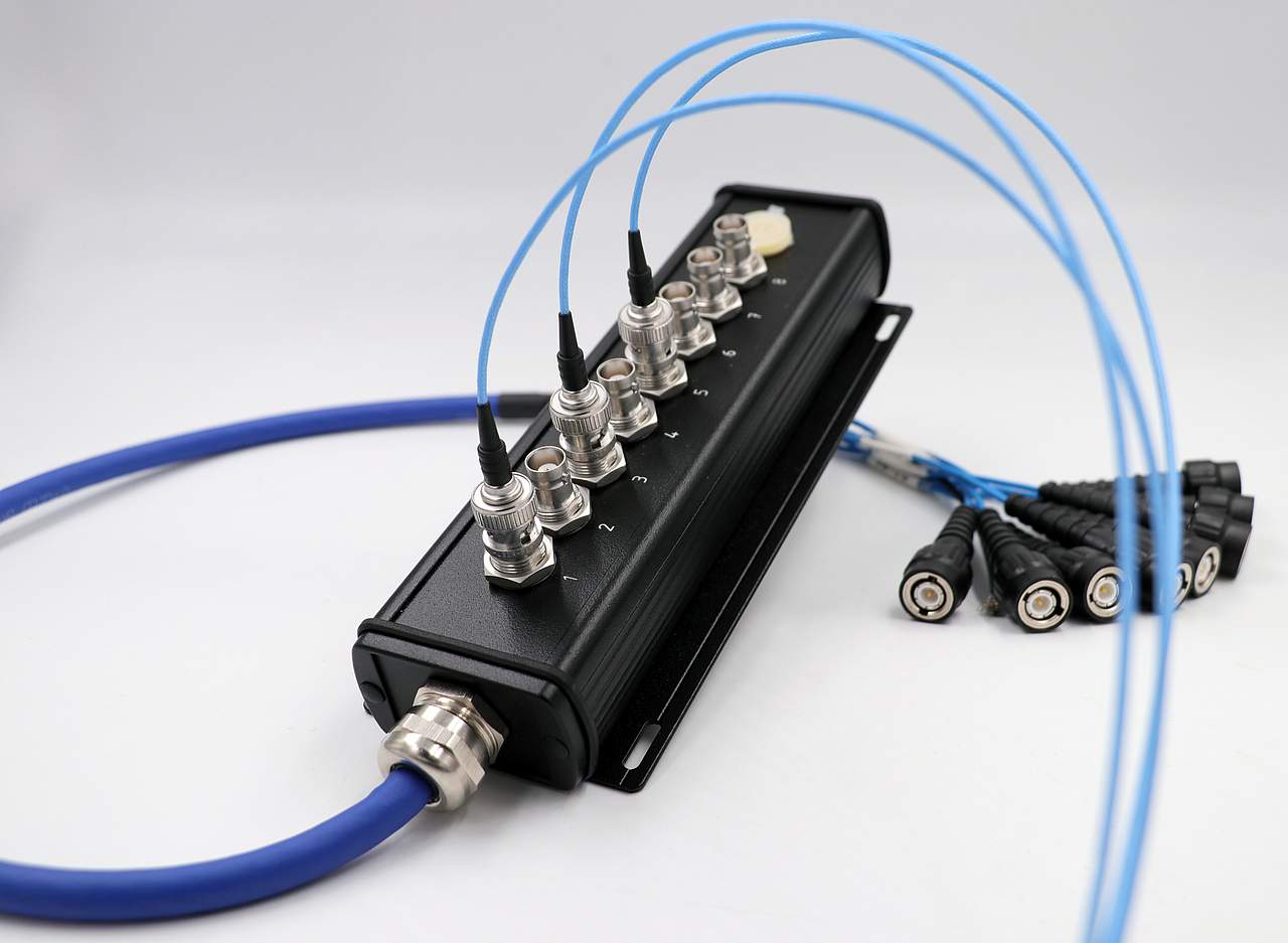 Breakout-Box mit 8-fach Koax-Multicore-Kabel (Low-Noise) mit 8 x BNC Eingängen und 8 x BNC Stecker (isoliert)