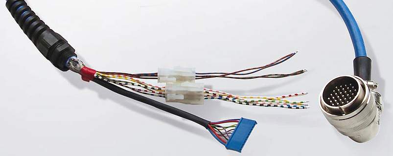 Kabel-Konfektion für Roboter mit 37-poligem Winkelstecker und AMP-/Molex-Steckverbinder